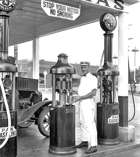 automobile et révolution industrielle station service