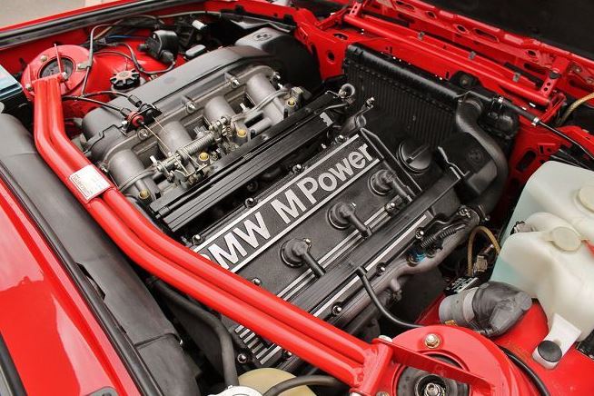 Moteur quatre cylindres BMW S14 de BMW M3 E30 avec cache M Power