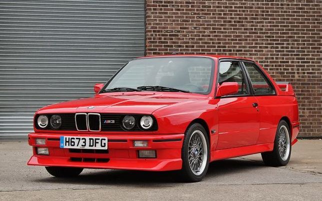 BMW M3 E30 rouge vue avant gauche avec jantes BBS d’origine