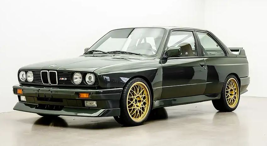BMW M3 E30 verte iconique, coupé sportif de collection des années 80
