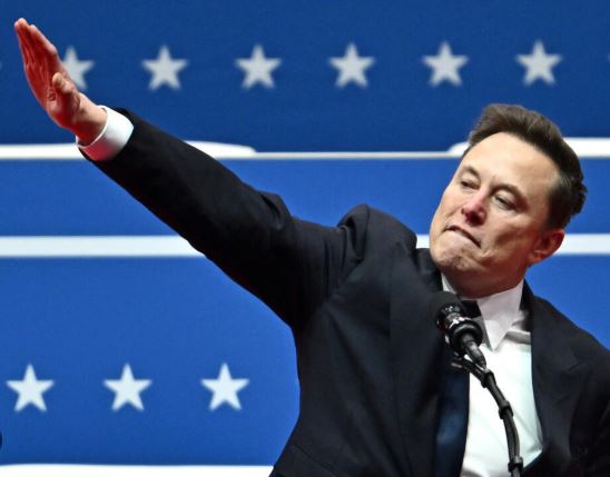 Effondrement des ventes Tesla Elon Musk bras droit tendu