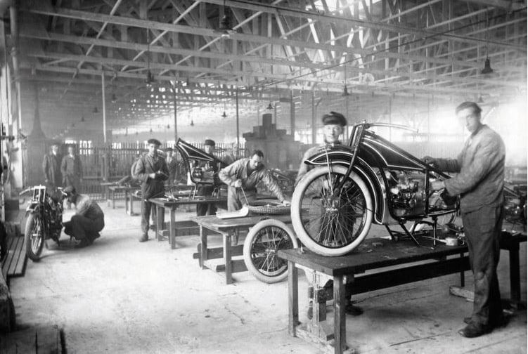 histoire de bmw usine montage motos r32