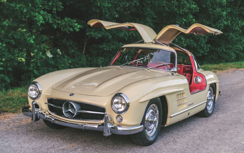 Mercedes 300SL beige portes papillons ouvertes