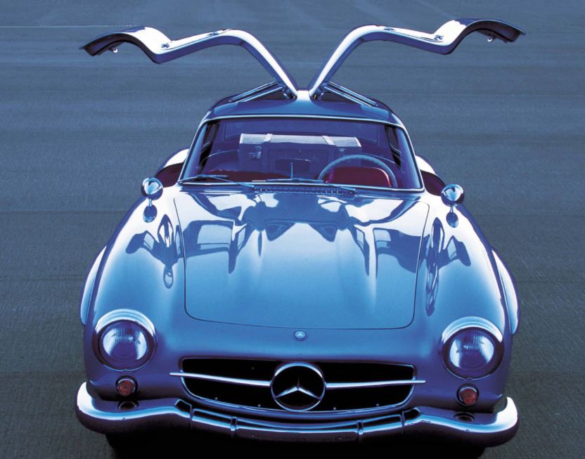Mercedes 300SL bleue portes ouvertes, vue de face
