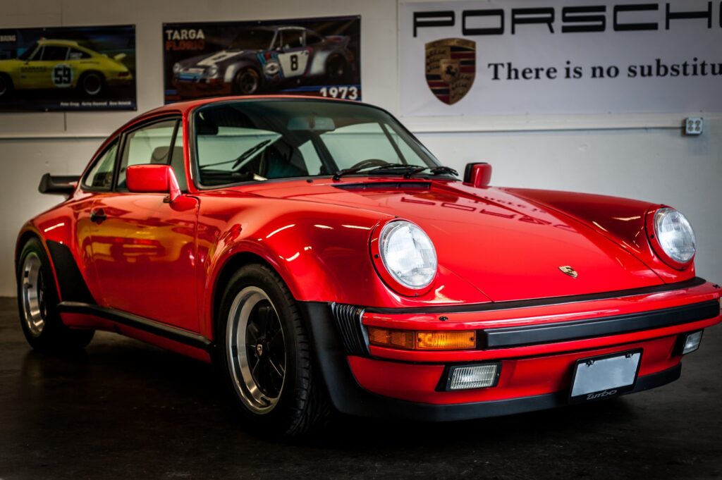 Porsche 930 turbo rouge vue de l'avant