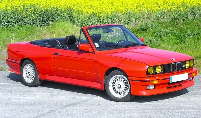 BMW M3 E30 cabriolet rouge