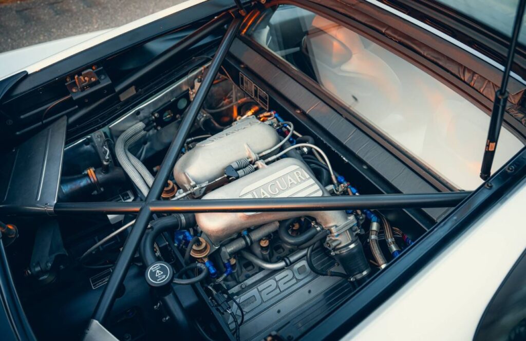 Jaguar XJ220 moteur V6 biturbo finalement installé