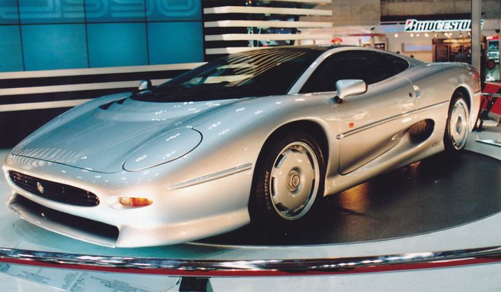 Présentation de la Jaguar XJ220 au salon de Birmingham