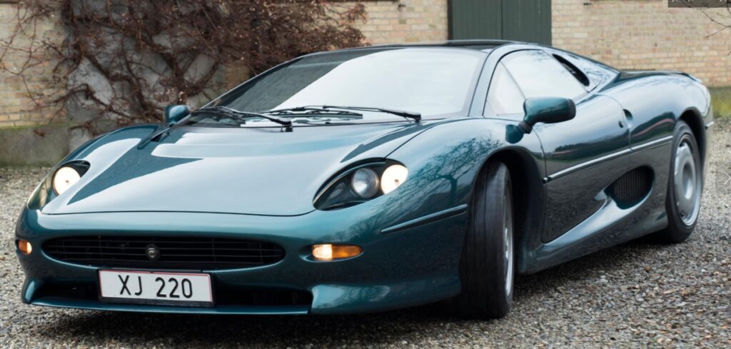 Jaguar XJ220 verte vue de face