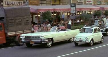 Le corniaud, Cadillac De Ville à coté d'une Fiat 500