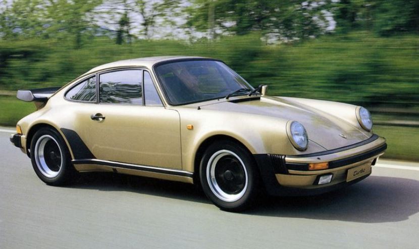 Porsche 930 Turbo beige en roulage vue avant droite