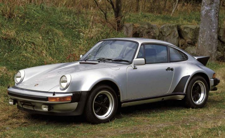 Porsche 930 Turbo grise stationnée avec large aileron arrière