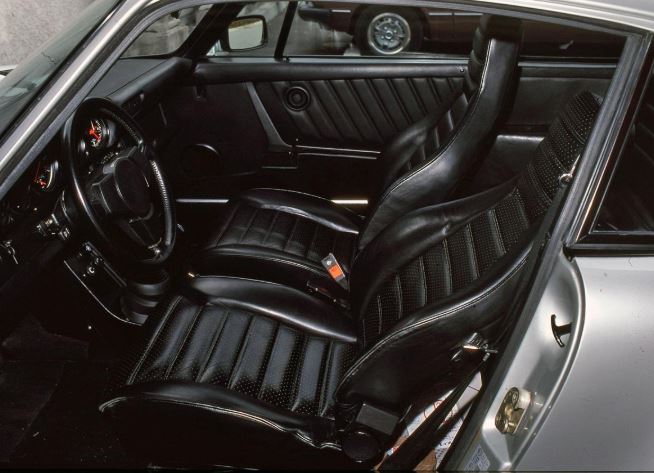 Intérieur noir de Porsche 930 Turbo avec sièges sport en cuir