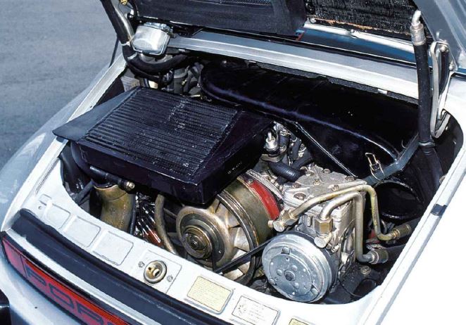 Moteur flat six turbocompressé de Porsche 930 Turbo ouvert à l’arrière