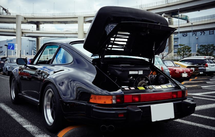 Porsche  930 Turbo coffre ouvert moteur apparent