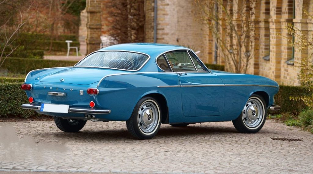 Volvo P1800 bleue de collection photographiée en Suède, coupé emblématique des années 60