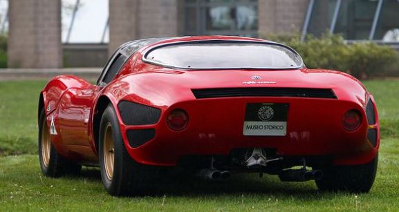 Vue arrière de l’Alfa Romeo 33 Stradale révélant ses lignes et son dessin compact