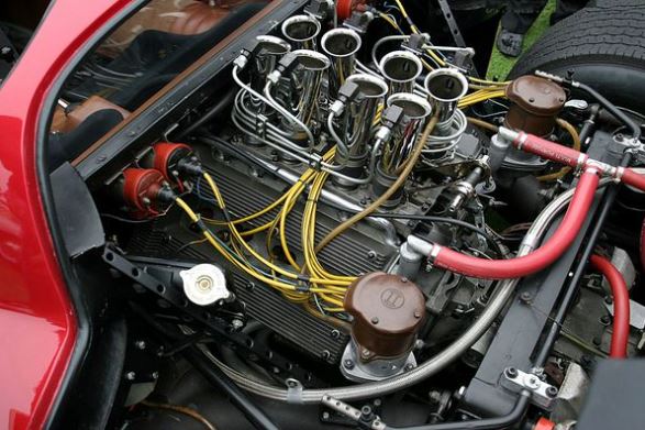 Moteur V8 de l’Alfa Romeo 33 Stradale avec ses huit pipes d’admission visibles