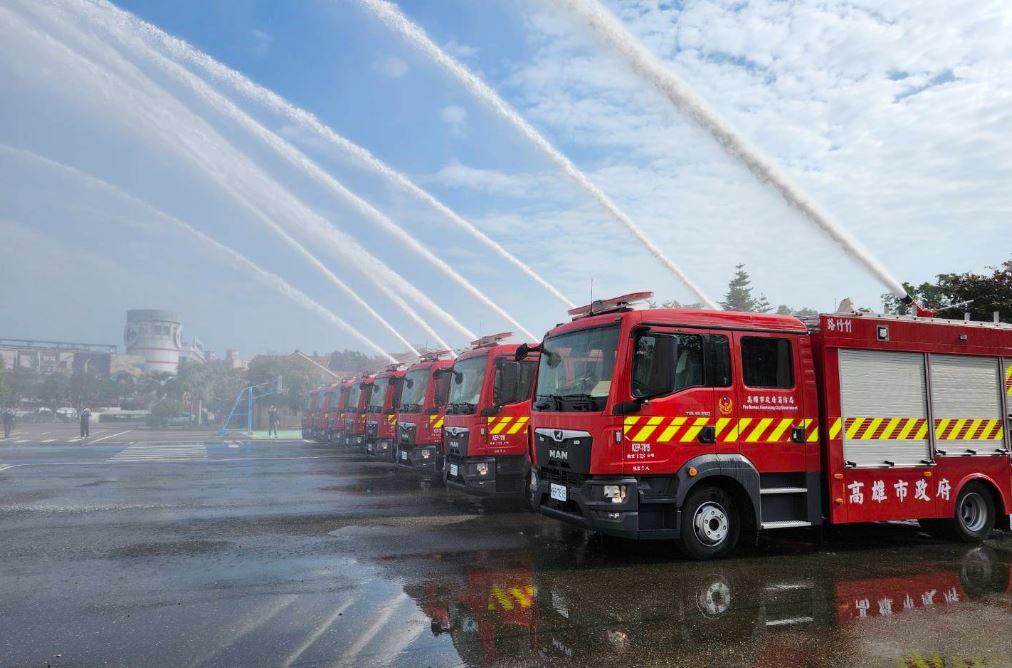 Camions de pompiers projection d'eau en masse