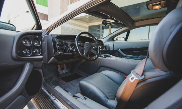 Jaguar XJ220 intérieur cockpit supercar britannique des années 90 Jaguar XJ220 habitacle