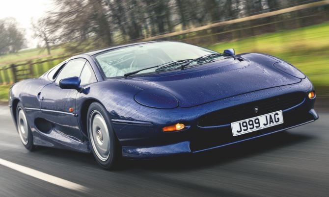 Jaguar XJ220 en mouvement supercar anglaise des années 90 voiture de légende Jaguar