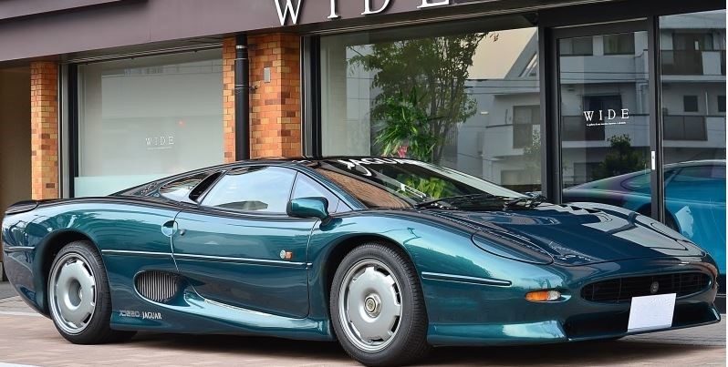 Jaguar XJ220 verte stationnée