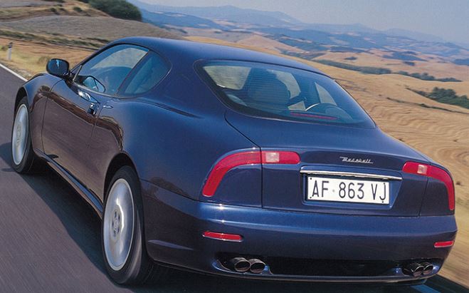 Maserati 3200 GT vue arrière en roulage, coupé italien aux feux boomerang sur route ouverte