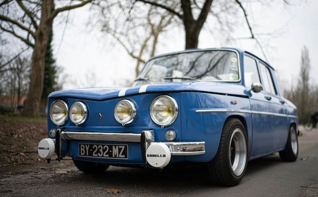 Renault 8 Gordini bleue vue de trois quarts avant, stationnée