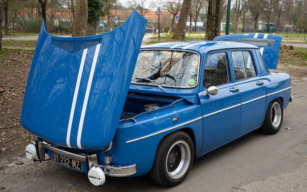 Renault 8 Gordini avec capots avant et arrière ouverts