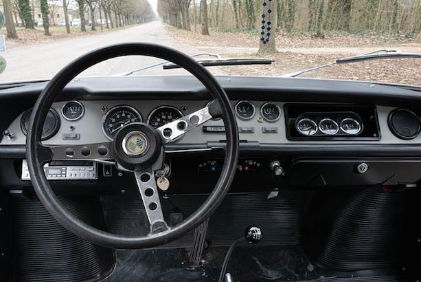 Intérieur de Renault 8 Gordini avec tableau de bord et volant d’origine