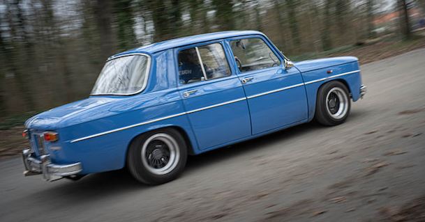 Renault 8 Gordini bleue en mouvement sur route
