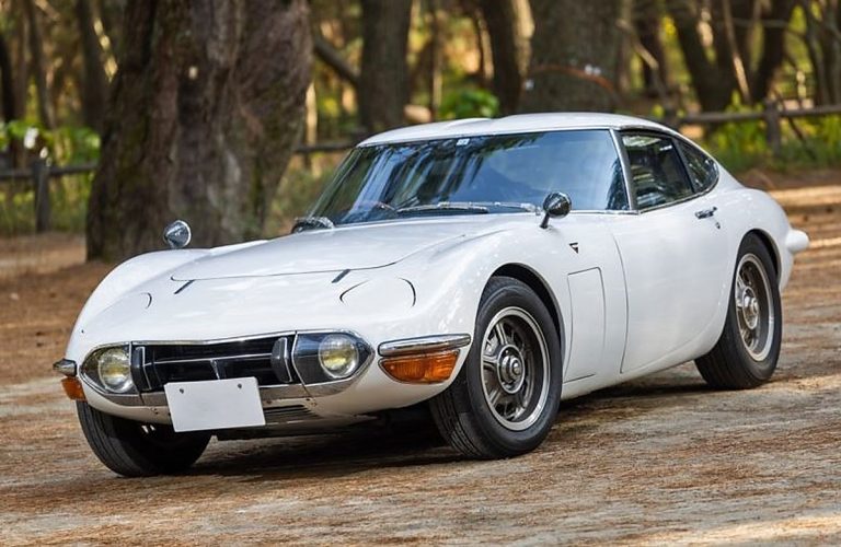 Toyota 2000GT blanche vue de trois-quarts avant
