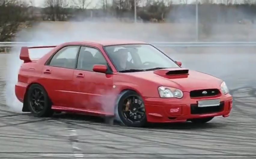 Subaru WRX rouge en drift dans Baby Driver scène de poursuite