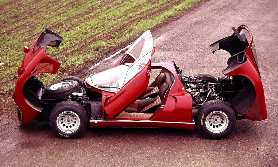 Alfa Romeo 33 stradale toutes portes et capots ouverts