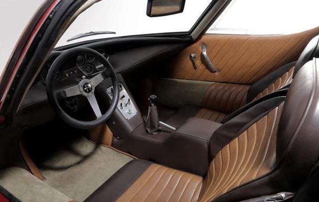 Intérieur de l’Alfa Romeo 33 Stradale, habitacle minimaliste conçu pour la route et la course