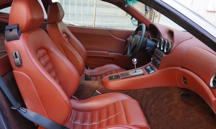 Intérieur de la Ferrari 550 Maranello avec sellerie cuir et boîte manuelle