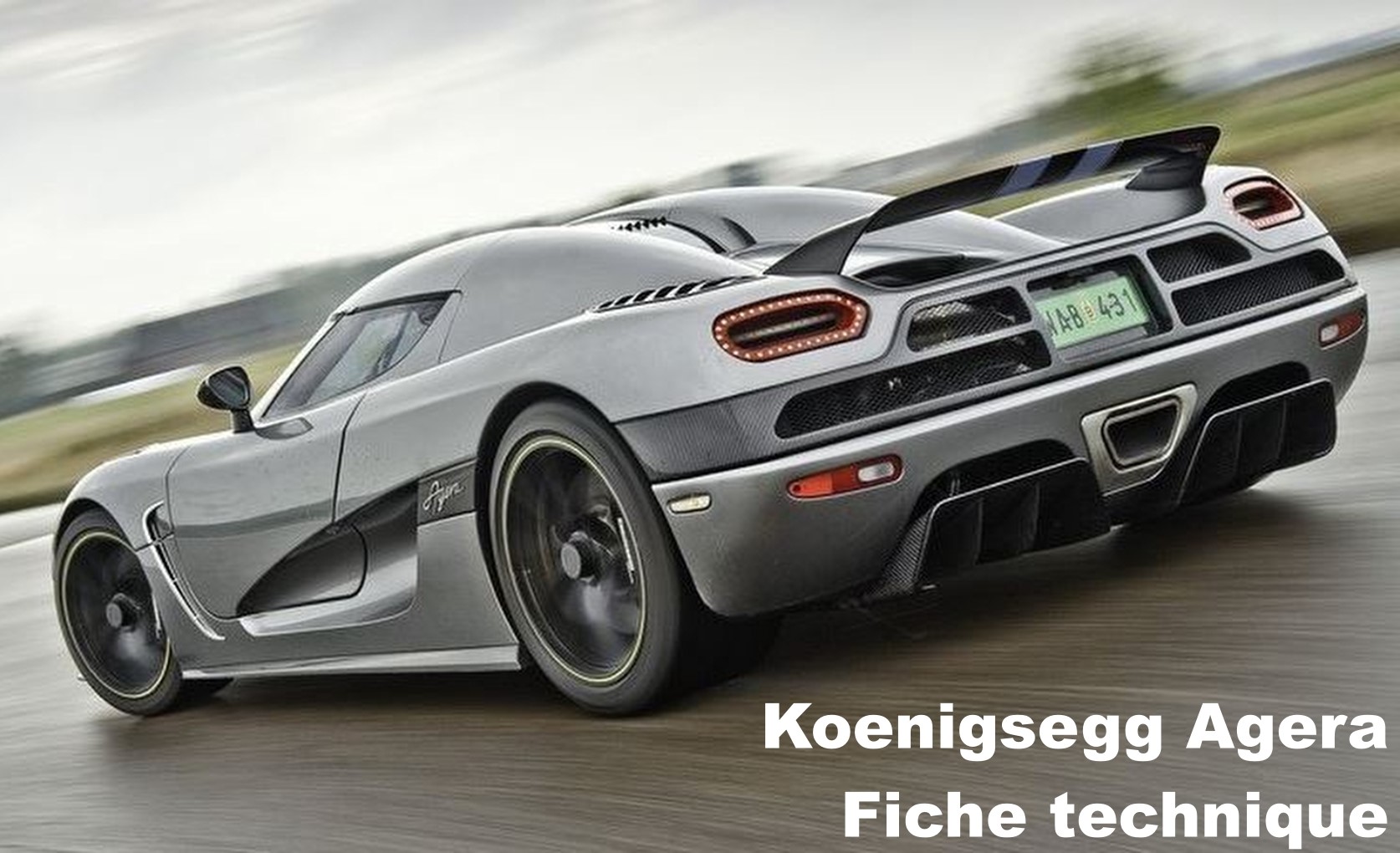 Koenigsegg Agera de dérrière avec texte "fiche technique"