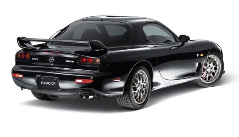 Mazda RX-7 FD noire vue arrière trois-quarts, coupé sportif japonais à moteur rotatif biturbo
