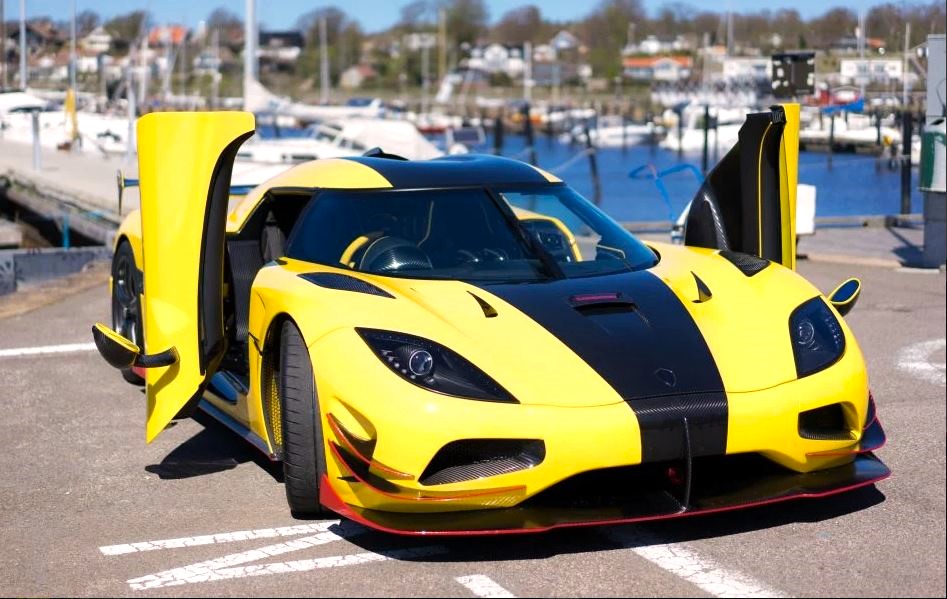 Koenigsegg Agera RS jaune vue trois-quarts avant, portes ouvertes, hypercar suédoise