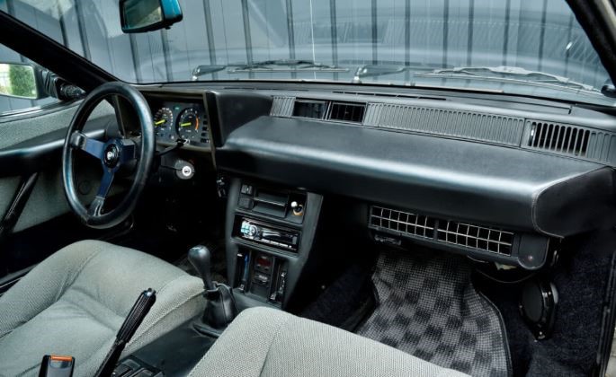 Intérieur de la Lancia Montecarlo, cockpit italien sobre et orienté conducteur