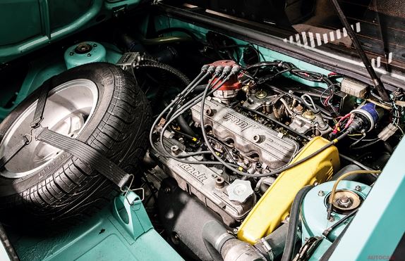 Moteur central de la Lancia Montecarlo, quatre cylindres transversal des années 70