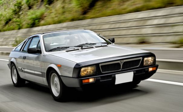Lancia Montecarlo en mouvement, coupé sportif italien à moteur central