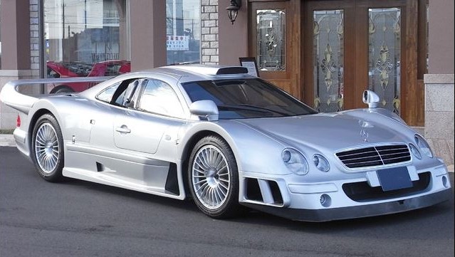 Mercedes CLK GTR version routière stationnée, voiture de collection homologuée issue de l’endurance