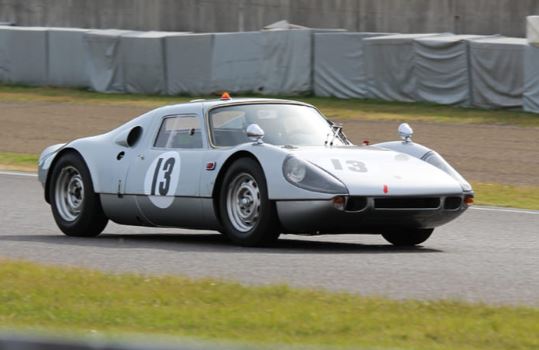 Porsche 904 Carrera GTS numéro 13 en compétition historique, voiture de course emblématique des années 1960