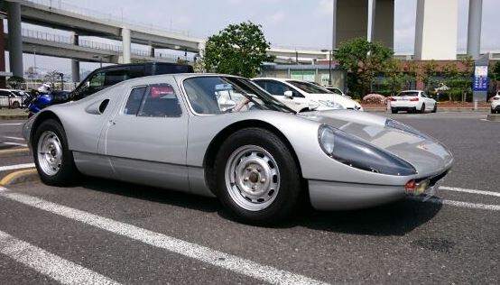 Porsche 904 Carrera GTS stationnée, voiture de collection rare au design sculptural