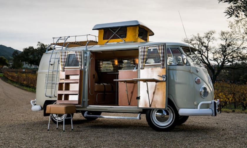 Volkswagen Combi T1 aménagé pour le voyage, intérieur camping vintage et mobilier intégré