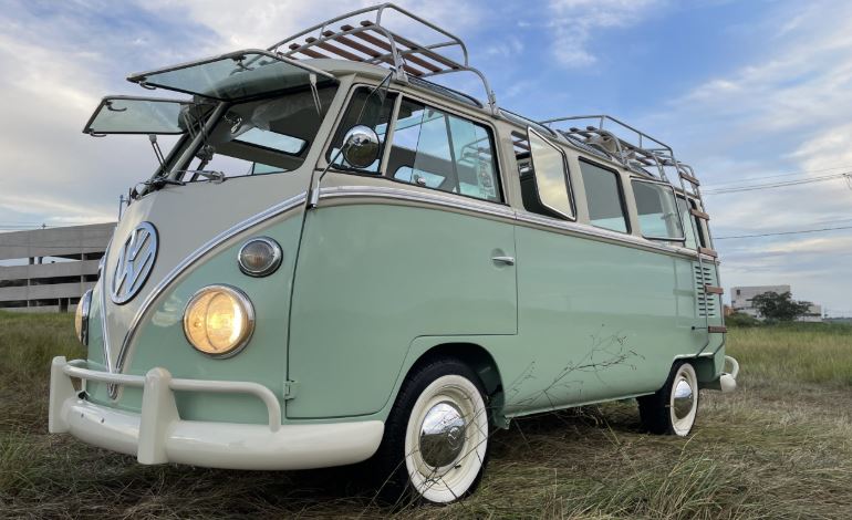 Volkswagen Combi T1 vert avec galerie de toit, van classique prêt pour les longs trajets
