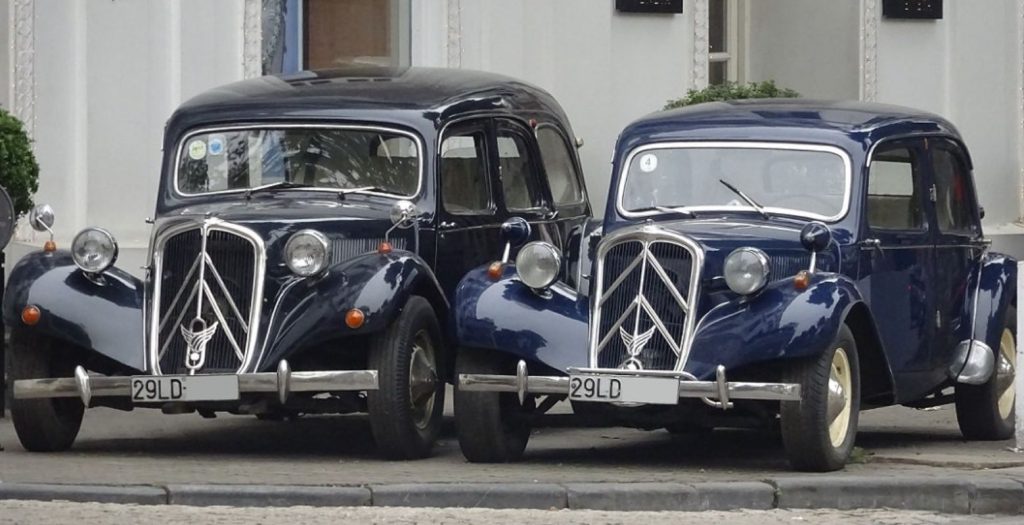Citroën Traction Avant 15 Six limousine à côté d’une Traction 11, comparaison de gabarit historique