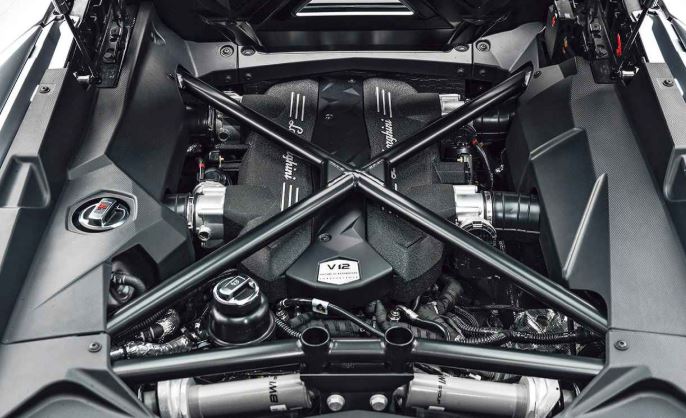 Moteur d la Lamborghini Aventador dans le comparticment moteur