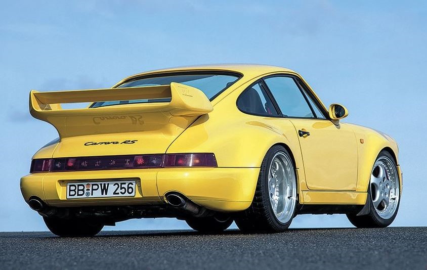Porsche 911 type 993 Carrera RS jaune vue arrière avec grand aileron et jantes sport